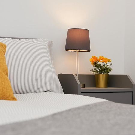High Spec 2 Bed Apartment W/Parking Available Лондон Екстериор снимка