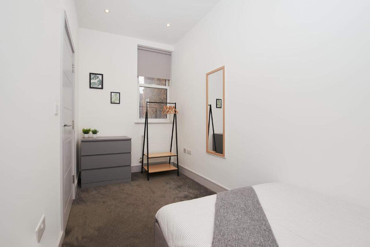 High Spec 2 Bed Apartment W/Parking Available Лондон Екстериор снимка