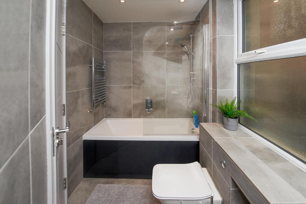 High Spec 2 Bed Apartment W/Parking Available Лондон Екстериор снимка